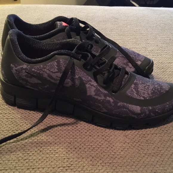 le scarpe nike pelle di serpente libero 50 poshmark v4 le scarpe nike pelle di serpente libero 50 poshmark v4
